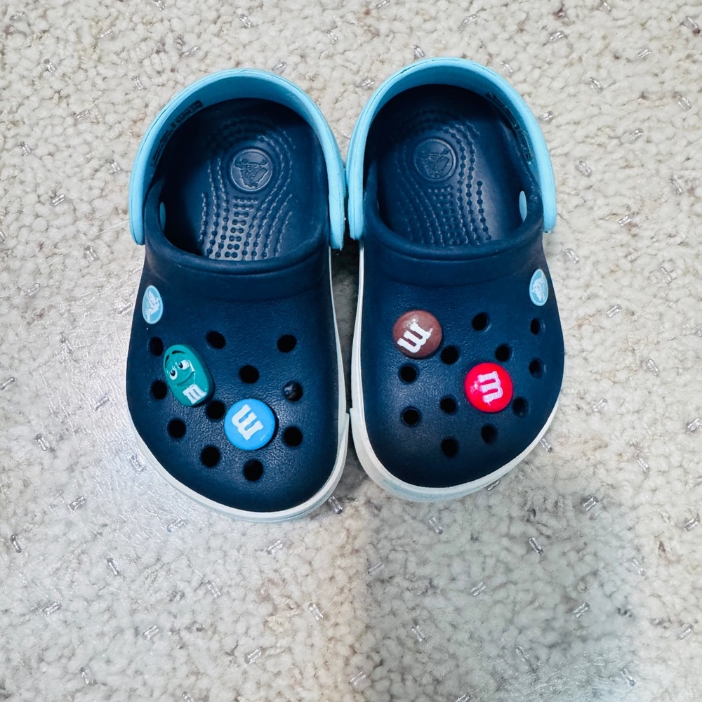 Crocs toddler Crocband II Clog Blue sz 4-5 include charms